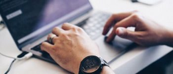 mains sur un clavier